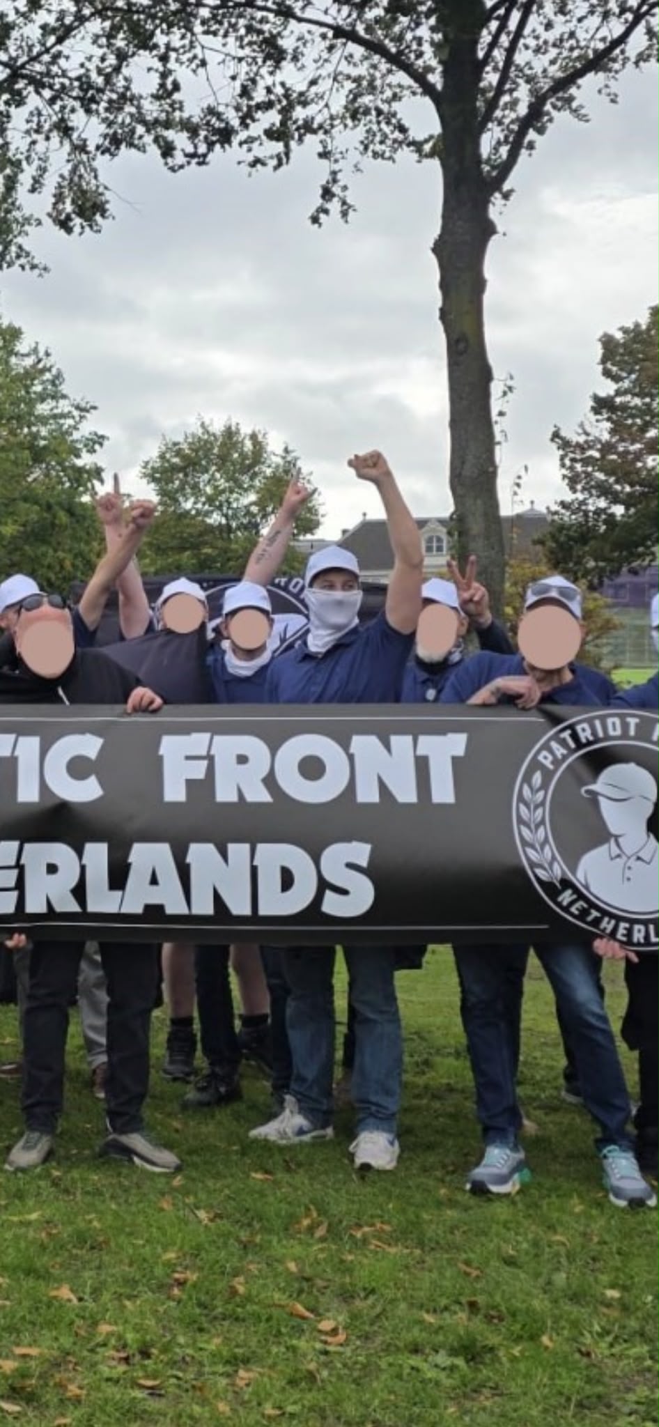 Leden met spandoek